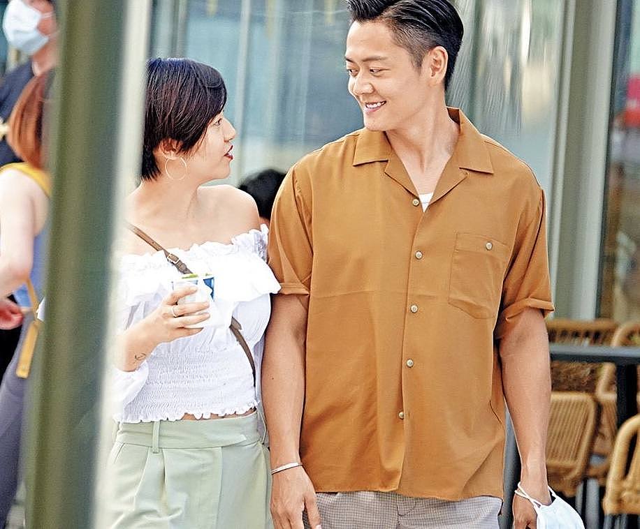 TVB小生张振朗与女友同居试婚，两人接侄子放学，像极了一家三口 - 4