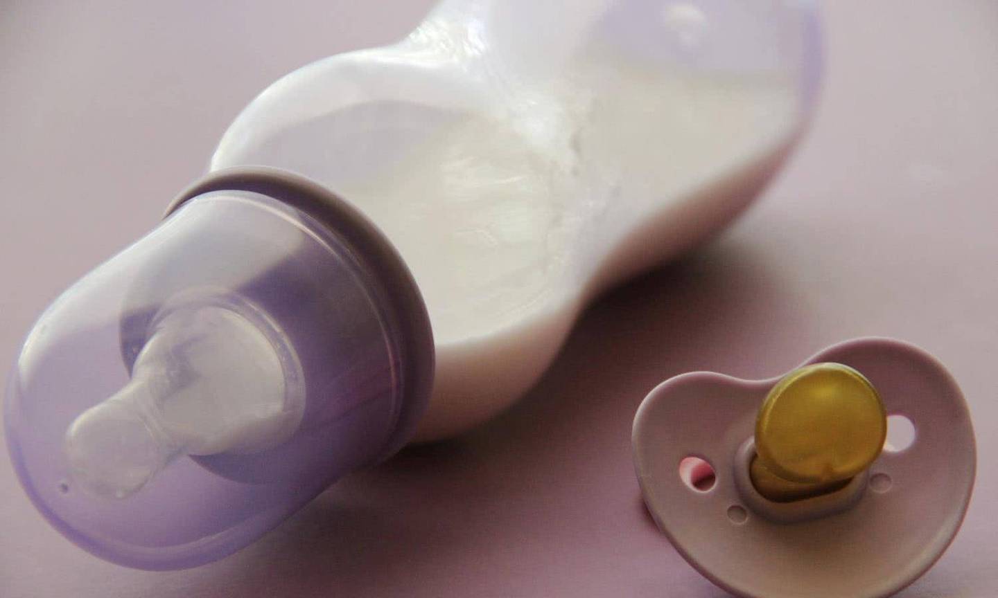 用牛奶冲泡奶粉，把孩子喝进医院，别轻信这些“有毒”的哺乳方式 - 6