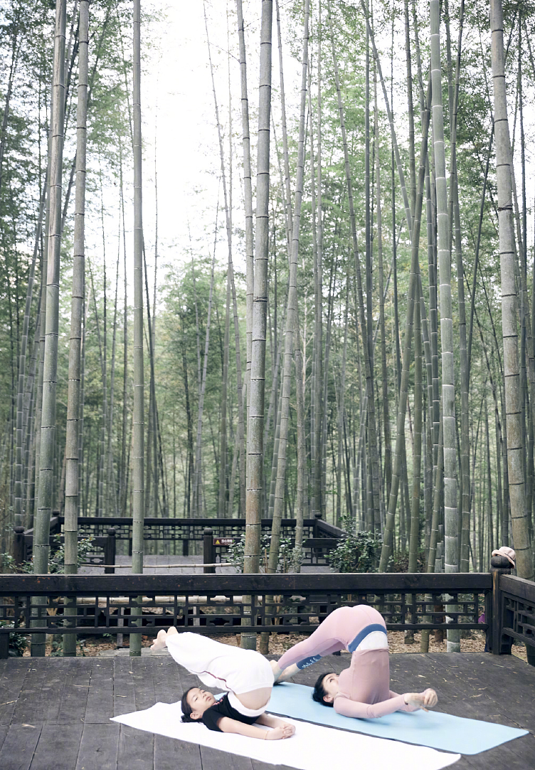 黄奕携女儿在竹林间练习瑜伽，展现超强柔韧度，称运动让人自信 - 4