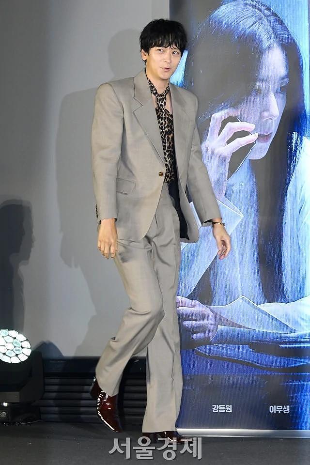韩国知名男星，发布会造型吸睛，西装搭配挂脖吊带，高帮皮鞋显眼 - 2