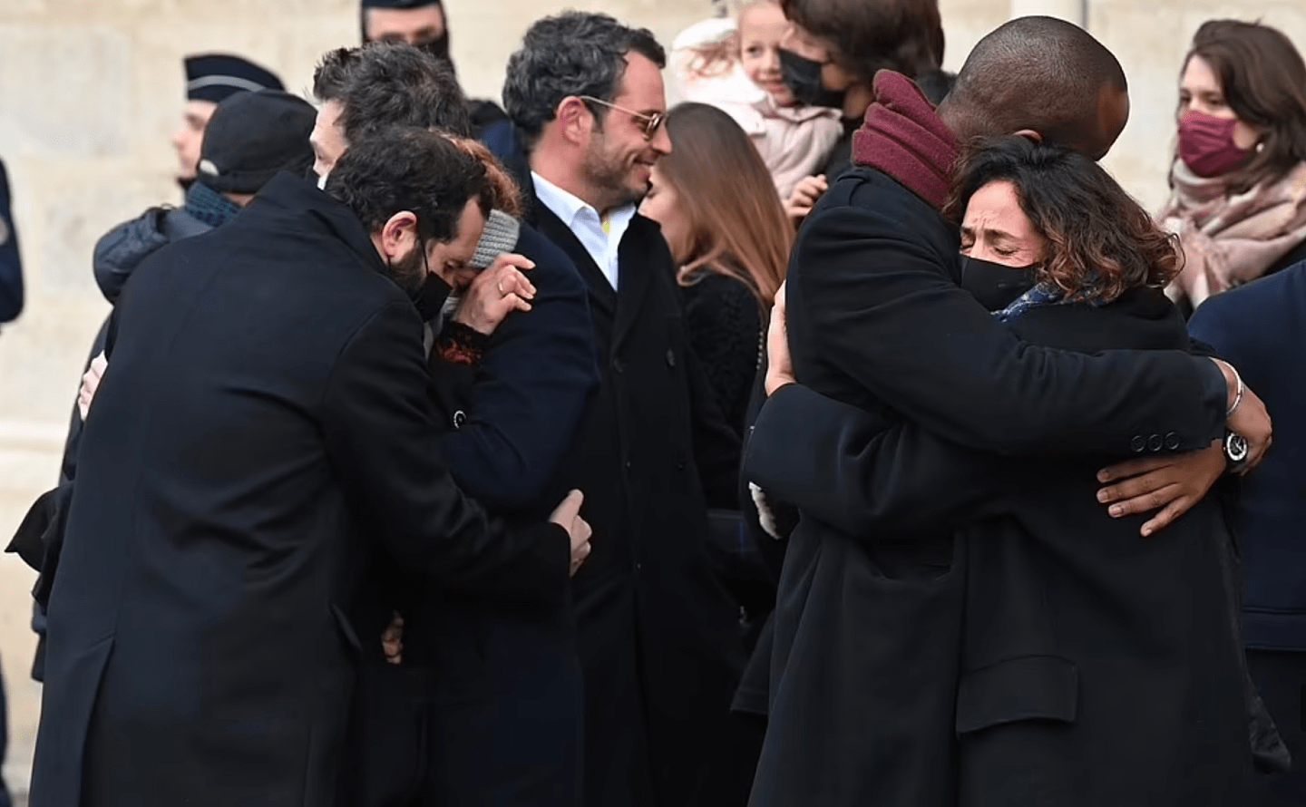 法国影帝加斯帕德举行葬礼，女友和儿子挽手送别，其父全程一言不发 - 8