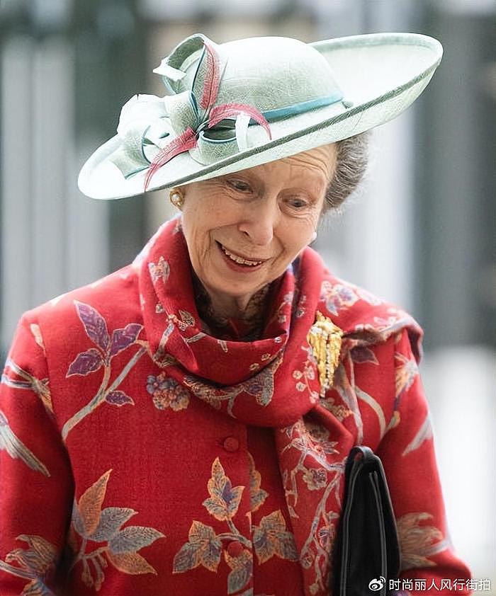 73岁英国长公主被迫当劳模！一袭红衣裹身好明媚，7天竟然营业8次 - 13