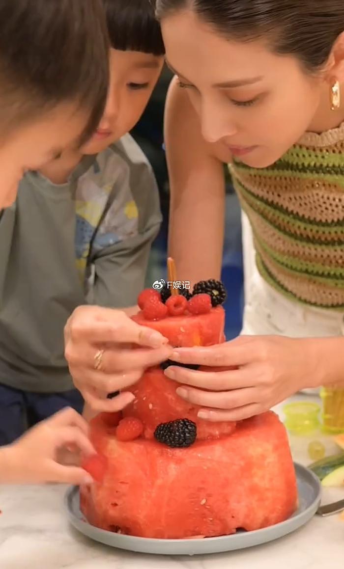 三代同堂开心庆祝！陈凯琳和儿子们亲手制作水果蛋糕为郑嘉颖庆生 - 5