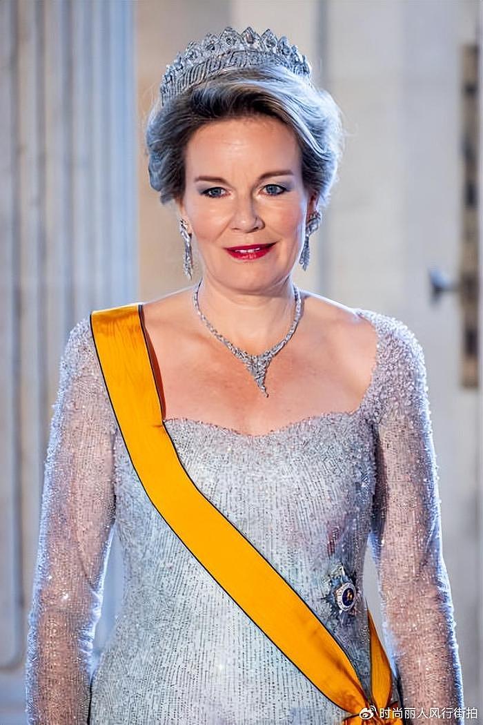 比利时王后陪同卢森堡大公夫人惊艳了！粉色斗篷套装超美，好嫩啊 - 16