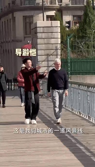 郑恺和苹果ceo库克在上海来了场city walk，两人全程用英语交流… - 4