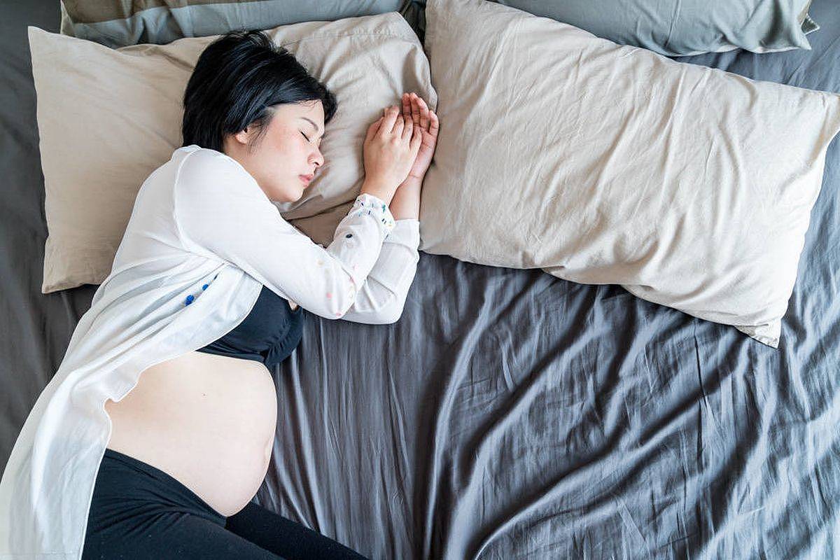 孕晚期睡姿很讲究，这两种睡姿，对孕妇和胎儿非常危险，你别犯傻 - 2