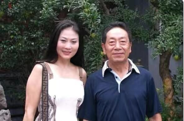 75岁王奎荣与妻子出席活动，相差37岁感情甜蜜，两人同框有夫妻相 - 6