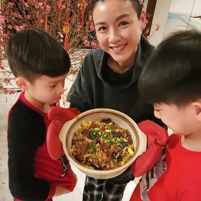 陈茵媺亲自下厨煮丰盛大餐给家人吃 回归家庭主妇子女开心 - 5