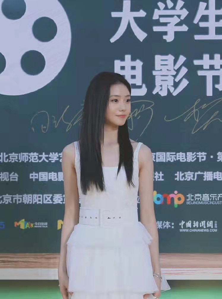 刘浩存获北京电影节最受大学生欢迎新人奖，被簇拥合影，人气依旧 - 4