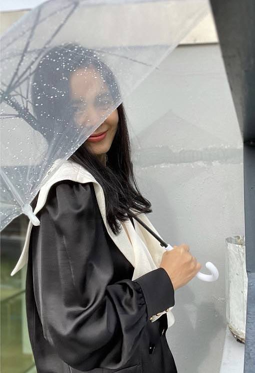 韩国女艺人郑惠英晒照秀优雅迷人美貌 雨中撑伞氛围感十足 - 2