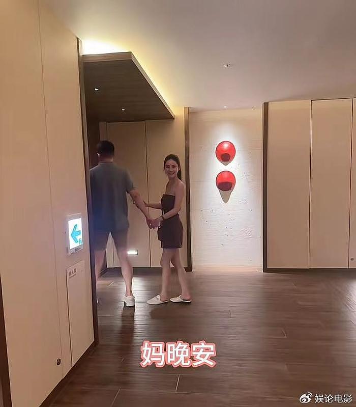 和儿子儿媳吃法餐，张兰不顾儿子阻止拍媳妇，夸儿媳漂亮就是要拍 - 5