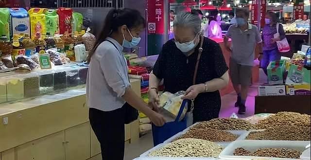 86岁“容嬷嬷”李明启逛菜市场，买猫食喂流浪猫，打扮简朴接地气 - 5