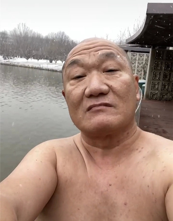 59岁歌手谢东近照曝光，冬泳庆生身材健硕，撞脸相声大师侯宝林 - 2