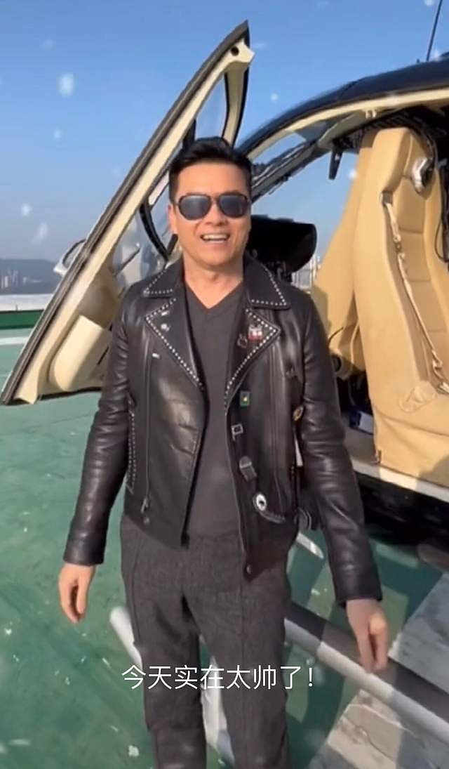 65岁吕良伟重现《上海滩》造型！开直升机太炫酷，帅气出场心情好 - 4
