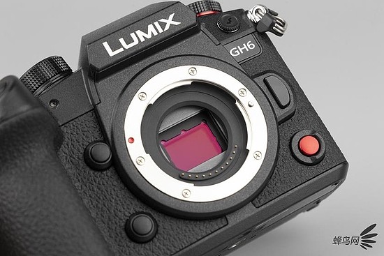 松下LUMIX GH6仍然配备了M43尺寸的传感器