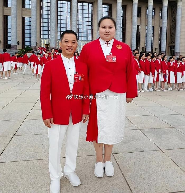 陈梦参加表彰大会：手握两枚金牌，穿裙子纤腰优雅，扎马尾很漂亮 - 21