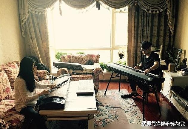 看看王铮亮生活中的家，在家和女儿弹钢琴萌化网友，家装古典大气 - 4