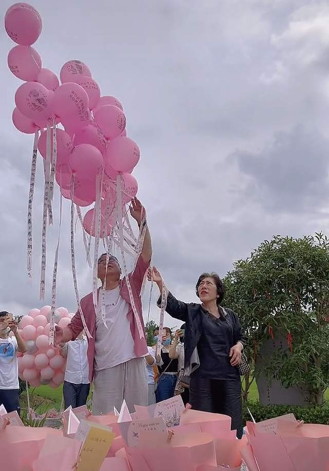 乔任梁去世五年后，父母为儿子庆祝34岁冥寿，墓地摆满鲜花与气球 - 3
