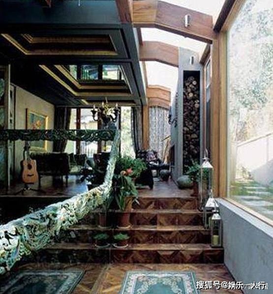 杨坤豪宅：装修超豪华，两扇彩绘玻璃门带来惊艳之感，像是艺术馆 - 2