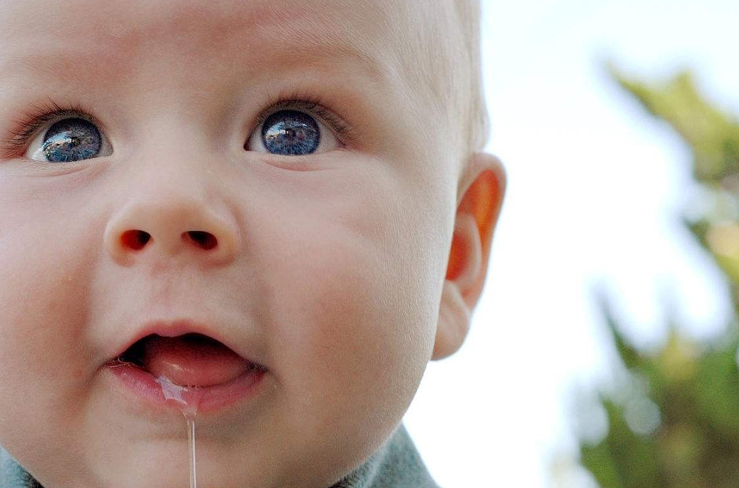 同样都是小婴儿，为何宝宝出牙有早有晚？主要和3个因素有关 - 4