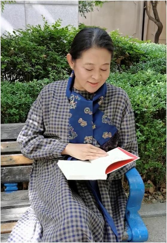 65岁倪萍瘦了大变样！穿格纹连衣裙+丝巾拍照，美得像换了个人 - 2