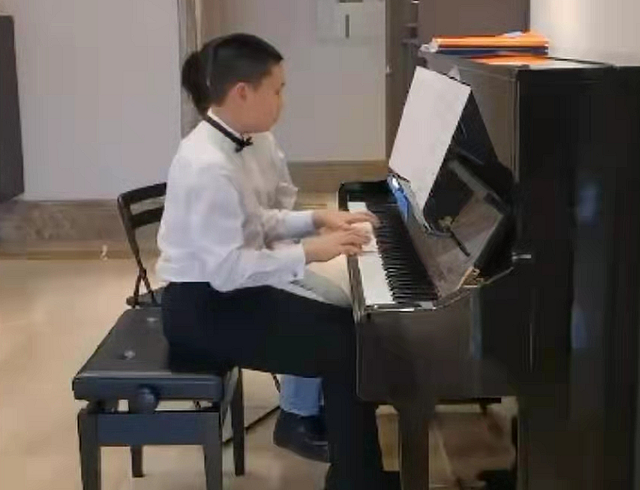 林永健儿子林大竣近照曝光，在家弹钢琴考英皇八级，被称赞太优秀 - 1