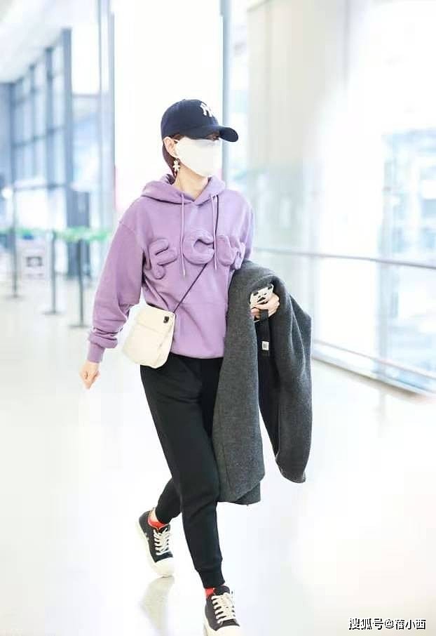 马伊琍是“辣妈圈”最会打扮的，穿紫色卫衣配束脚裤，减龄又个性 - 5