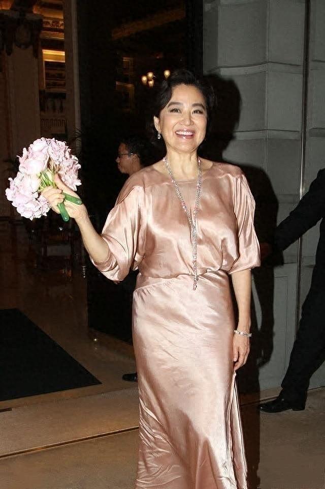 69岁林青霞换了新发型减龄10岁，穿香槟色连衣裙，完全没有大妈味 - 1