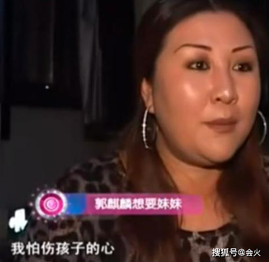 郭德纲老婆戴粉色鸽子蛋唱戏！3个镯子全是钻石，指甲艳丽太抢眼 - 8