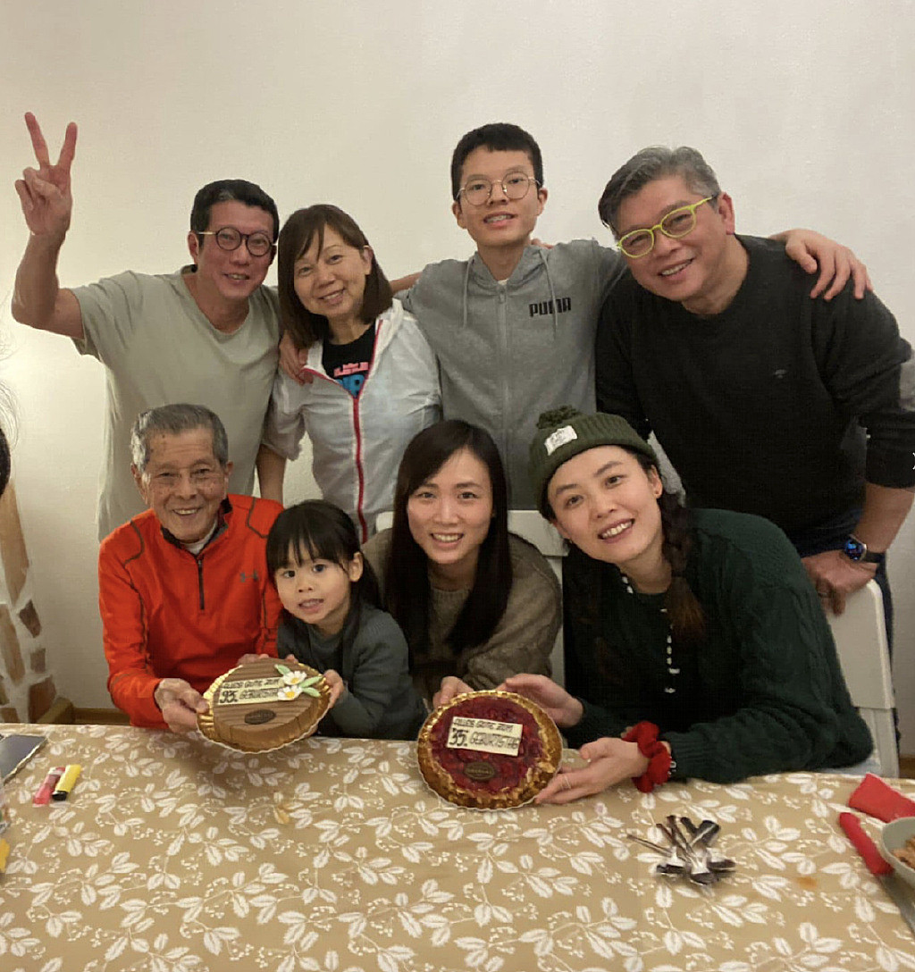TVB绿叶举家移民奥地利，为93岁老父在当地庆生，称父亲适应性好 - 2