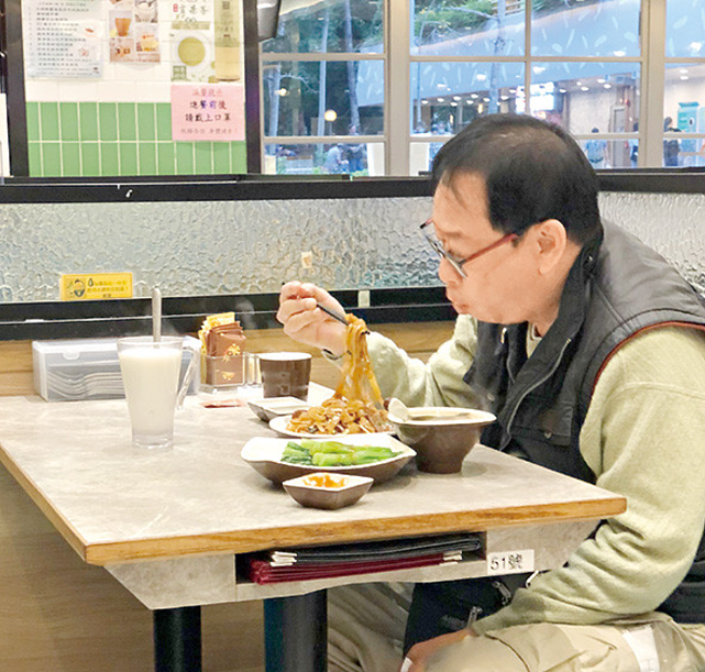 黎彼得下班转两次港铁回家和吃特价餐 患病幸得黄宗泽刘銮雄相助 - 7
