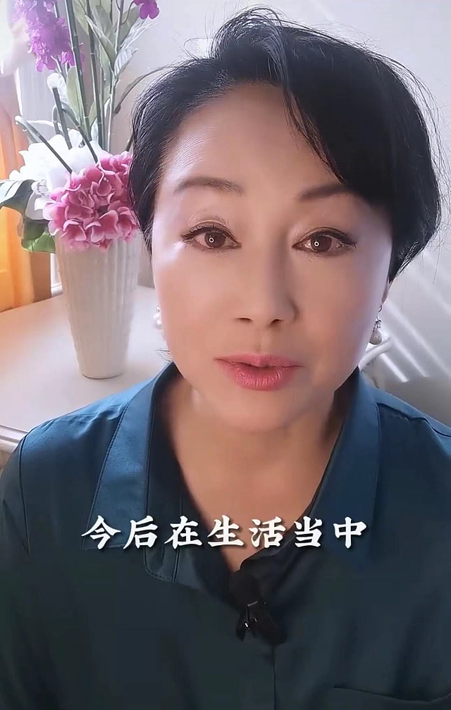 60岁王姬露面白发瞩目，倡议不要说智障一词，眼眶红润语气显无奈 - 2