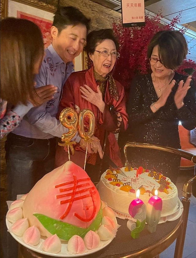 庾澄庆为母亲庆祝90大寿，妻子张嘉欣罕见露面，未见儿子哈利身影 - 5