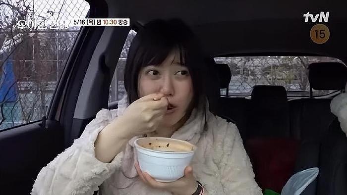 韩国知名女星，睡在停车场的车里，吃开水泡面，用湿巾洗脸 - 7