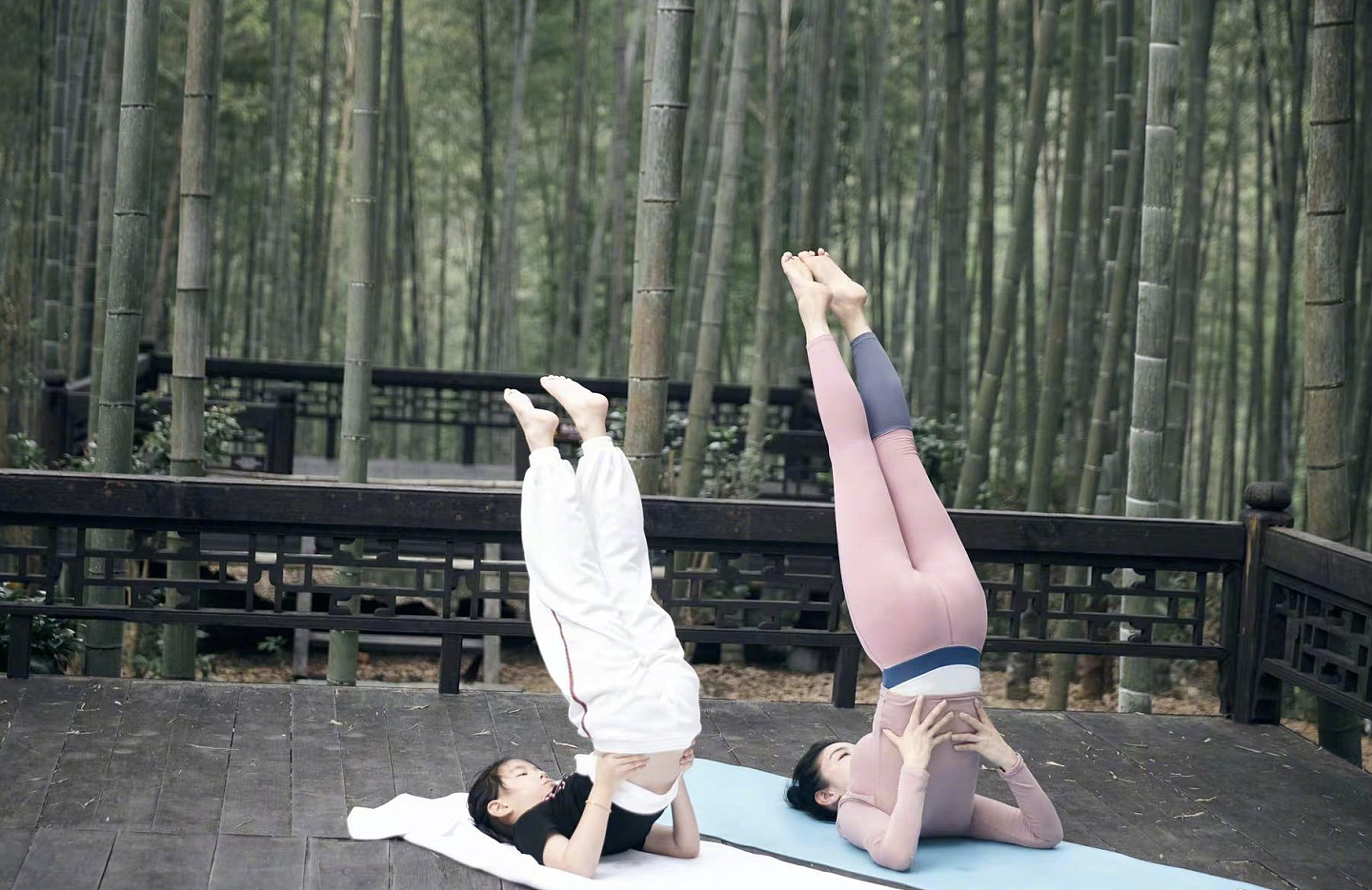 黄奕携女儿在竹林间练习瑜伽，展现超强柔韧度，称运动让人自信 - 2