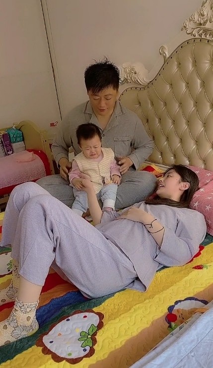 贺树峰妻子出院后首露面，躺床上捂腹部表情痛苦，病一场后瘦一圈 - 3