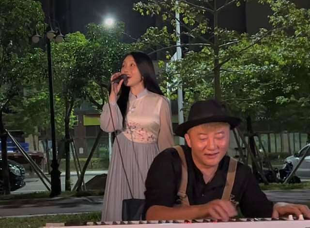51岁港星汤镇宗罕露面，现身广东街头唱歌，身旁女子被指是杨钰莹 - 5