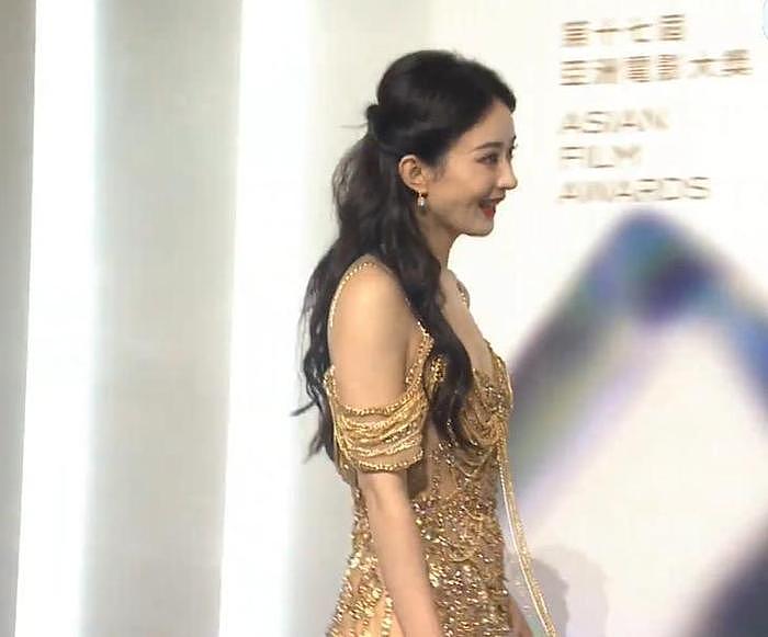 亚洲电影大奖这一夜，赵丽颖尴尬溢出屏幕，穿过季礼服被敷衍对待 - 15