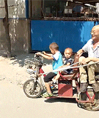 搞笑GIF趣图:爷爷，坐好了，我带你出门兜兜风！ - 1
