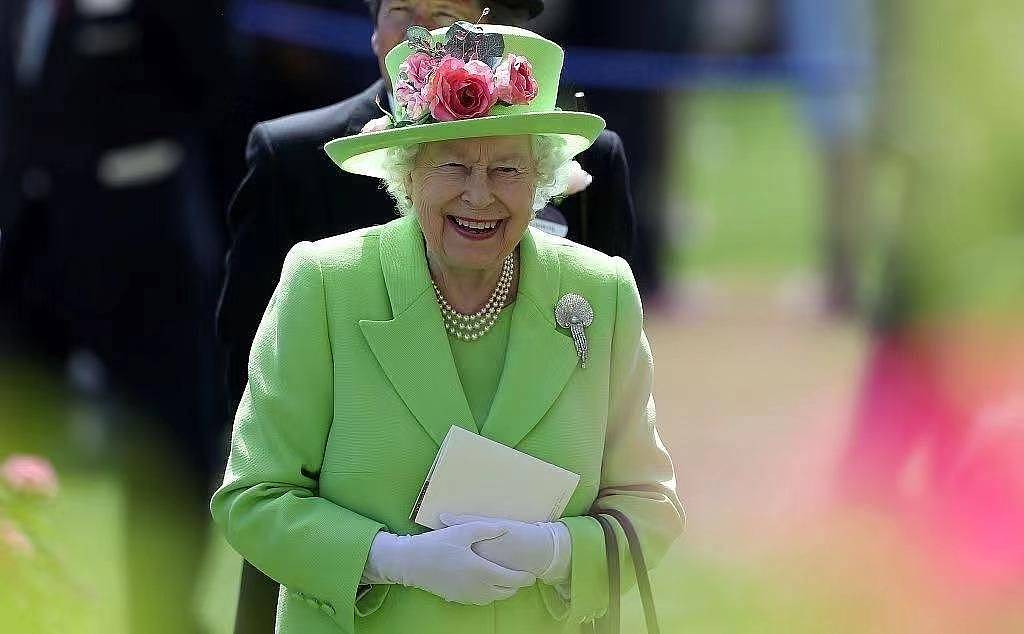英国女王登基70周年！96岁依旧精致有品位，年轻时候更是时髦出众 - 9