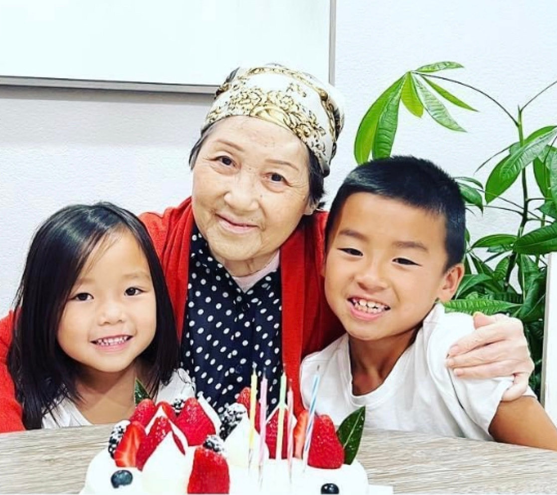 刘美君为80岁母亲庆生，称母亲患脑瘤才康复，四代同堂合照很温馨 - 8