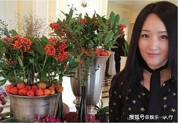 带你看看杨钰莹的豪宅装修：客厅里放满各种鲜花，像是住在花店 - 2
