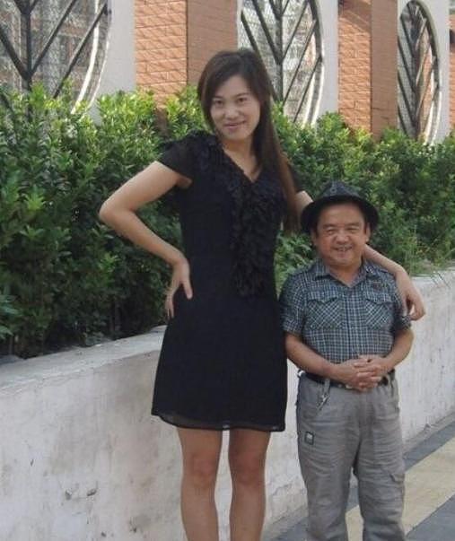 他是中国第一矮星，身高1米28，却娶4任美娇妻，走上人生巅峰 - 12