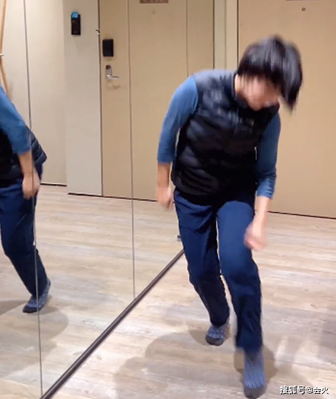 43岁阿雅挑战魔性舞蹈！四肢并用在地上爬，被人拖着在家里绕圈圈 - 1
