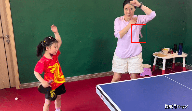 奥运冠军王楠6岁女儿太辛苦！胳膊上绑绳练球技，小脸通红全是汗 - 4
