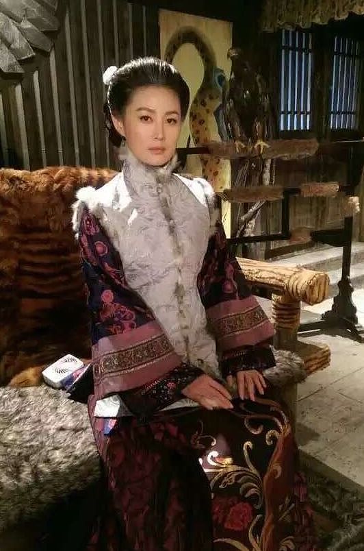 她被誉为“最美潘金莲”，曾与潘长江春晚同台，今48岁风韵犹存 - 6