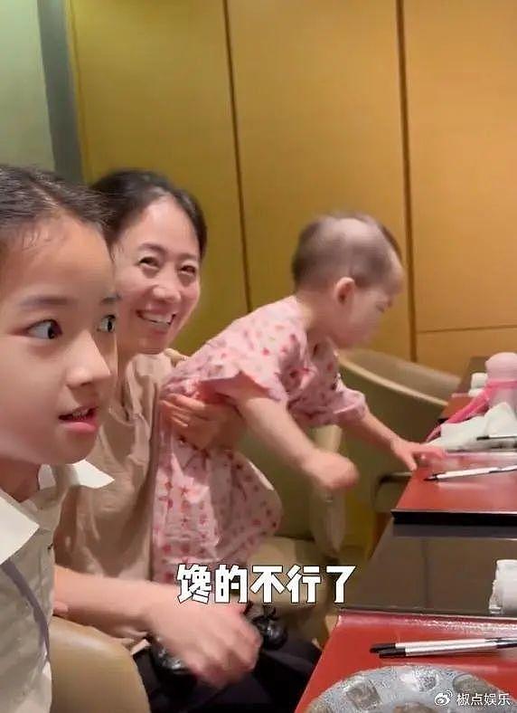 聂远全家香港度假，俩女儿都遗传妈妈美貌超好看，岳母出镜好年轻 - 5