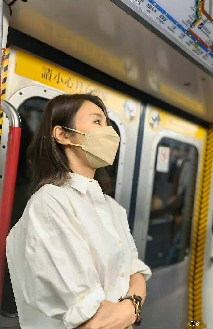 49岁黎姿带女儿坐地铁，年近半百状态超好，戴口罩也挡不住好气质 - 3