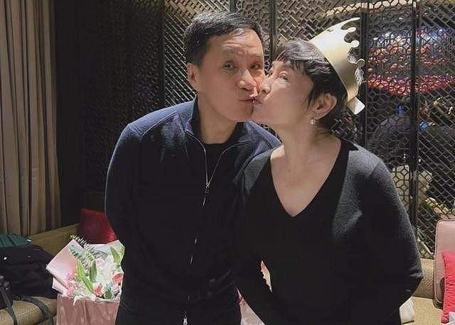 梁丹妮庆祝结婚28周年，晒冯远征帮剪发照片，两人无子感情仍甜蜜 - 6