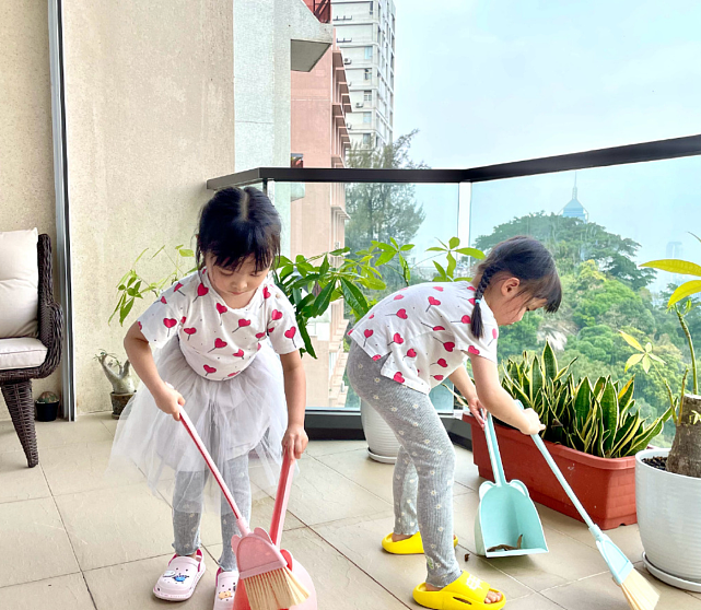 熊黛林让双胞胎女儿在家抗疫不无聊：打扫卫生和做手工！ - 7